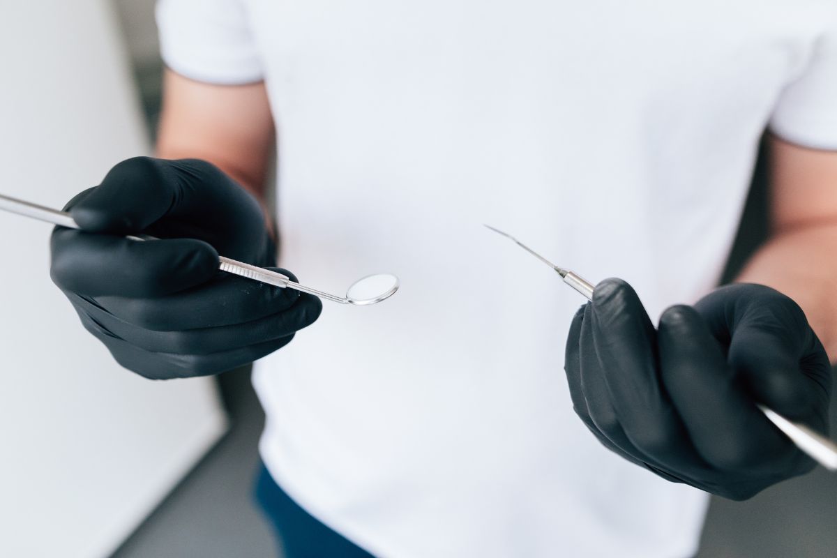 limpieza-dental-con-curetas