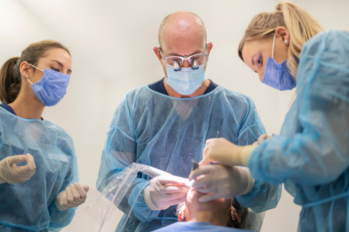 Descubre cómo una endodoncia con infección puede eliminar el dolor y salvar tu diente. Te lo contamos desde nuestra clínica dental en Burgos.