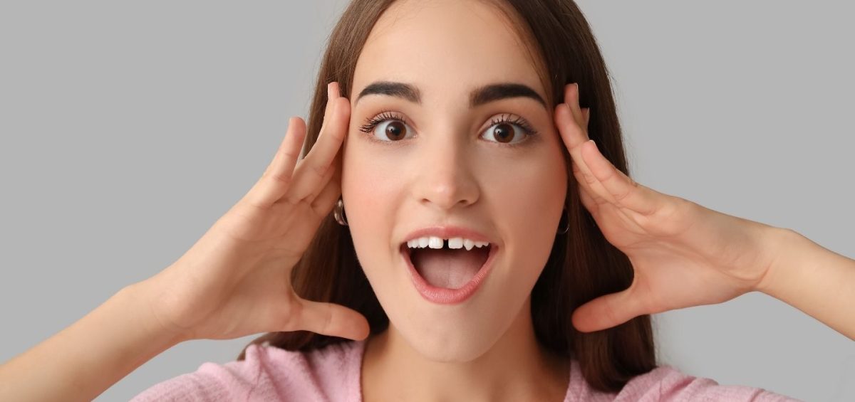 chica con expresión sorprendida con dientes serapados
