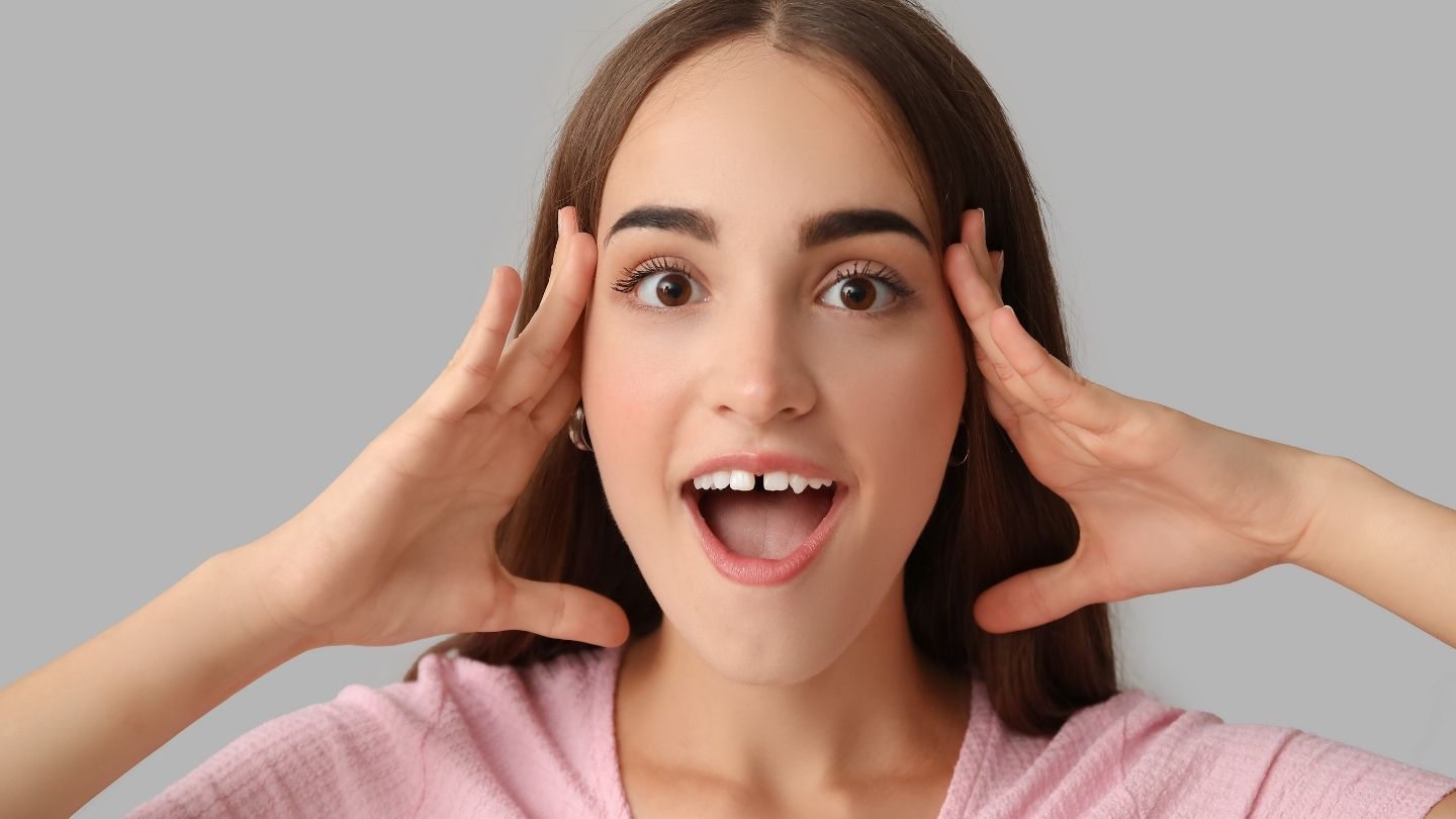 chica con expresión sorprendida con dientes serapados