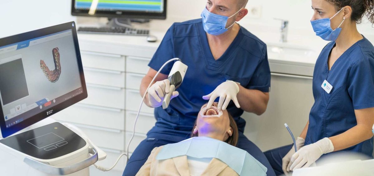 El doctor Nuño Gil y una de sus higienistas realizando una revisión dental.