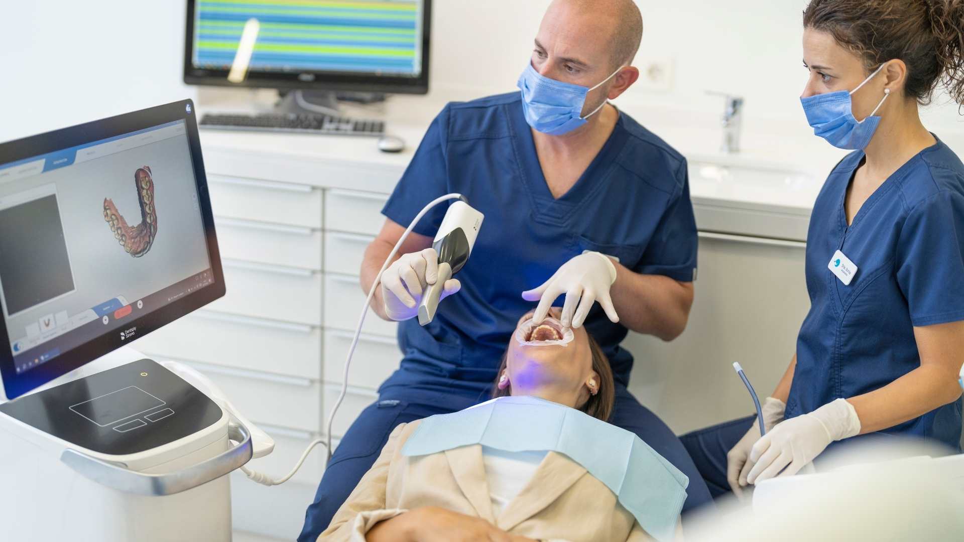 El doctor Nuño Gil y una de sus higienistas realizando una revisión dental.